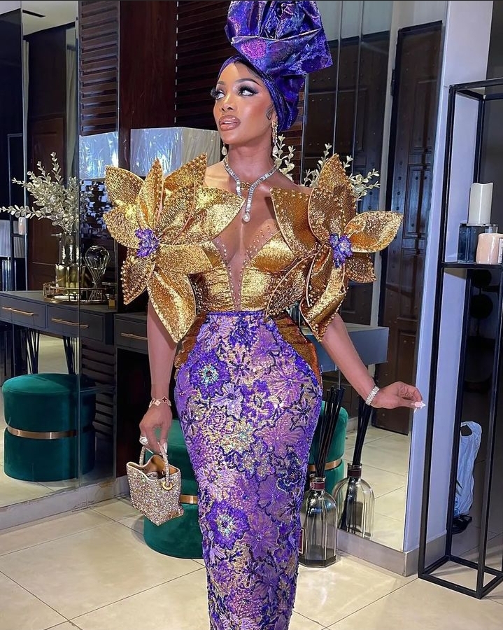 Stunning And Best Asoebi Styles For Brocade Fabrics Ladeey